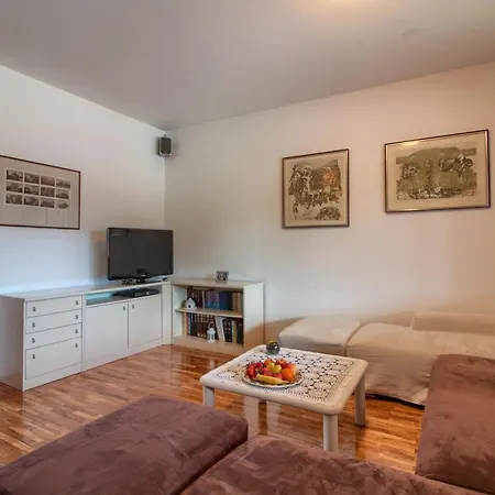 Vila Komel Vila *