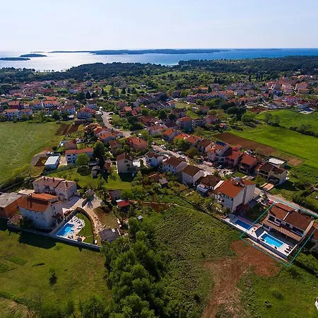 Vila Komel Vila *